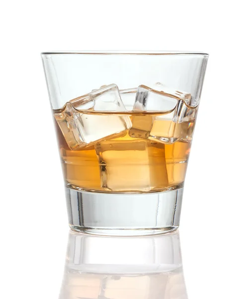 Glas Whisky mit Eis, isoliert auf weißem Hintergrund — Stockfoto