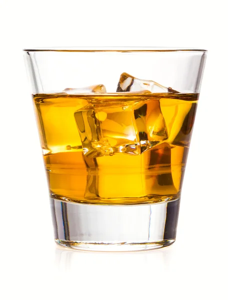 Стакан виски со льдом, изолированный на белом фоне — стоковое фото