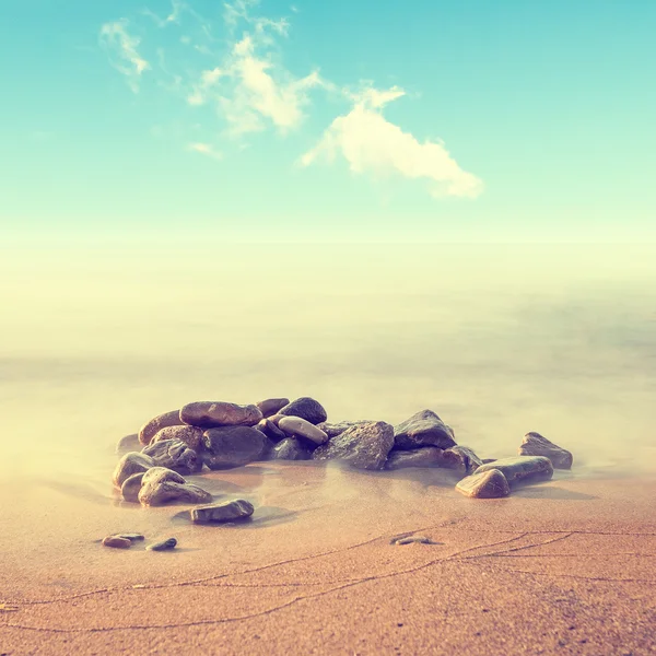 Minimalista paisaje marino brumoso con rocas a larga exposición. Salida del sol costero . — Foto de Stock