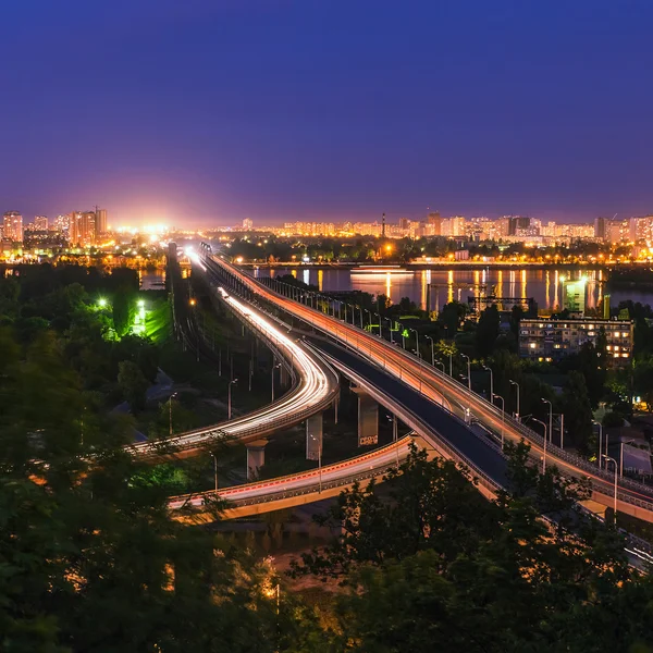 Puente ferrocarril-carretera en la noche Kiev. Ucrania —  Fotos de Stock