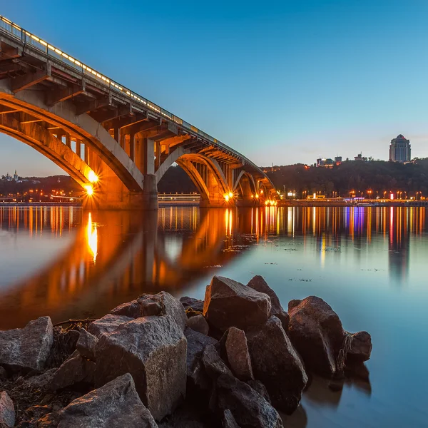 Kiev metro bridge på kvällen — Stockfoto