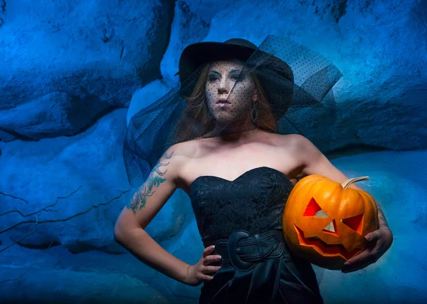 Halloween concept met jonge heks vrouw — Stockfoto