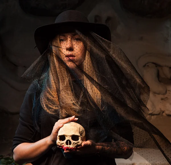 Halloween concept met jonge heks vrouw — Stockfoto