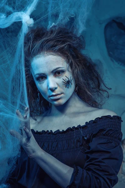 Cadılar Bayramı kavramı ile genç cadı kadın — Stok fotoğraf