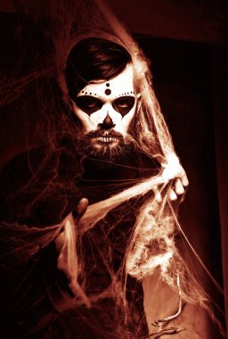 genç adam gün ölü maske yüz sanat Halloween konseptiyle