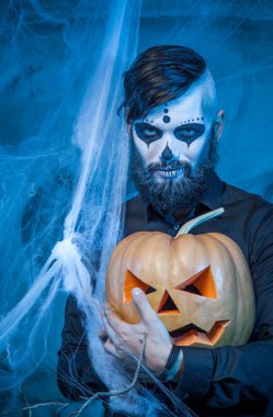 genç adam gün ölü maske yüz sanat Halloween konseptiyle