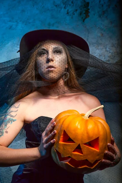 Concepto de Halloween con mujer bruja joven — Foto de Stock