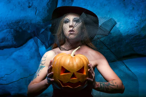 Halloween concept met jonge heks vrouw — Stockfoto