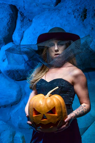 Concepto de Halloween con mujer bruja joven — Foto de Stock