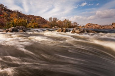 Güney Bug Nehri ile sonbahar manzara