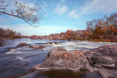 Güney Bug Nehri ile sonbahar manzara