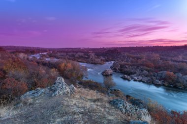 Güney Bug Nehri ile dağ sonbahar manzarası