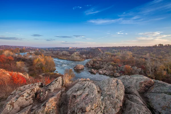 Paisaje de otoño de montaña con río Southern Bug — Foto de Stock