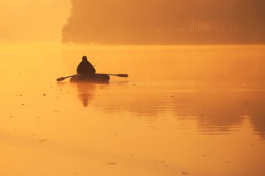 Güzel gün batımı nehrin yanında. Balıkçı tekne olduğunu