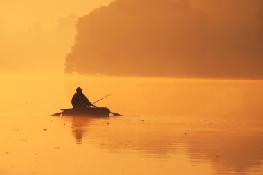 Güzel gün batımı nehrin yanında. Balıkçı tekne olduğunu