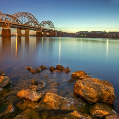 Demiryolu Bridgeat gece. Ukrayna. Kiev.