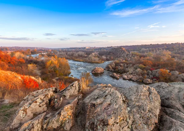 Paisaje de otoño de montaña con río Southern Bug — Foto de Stock