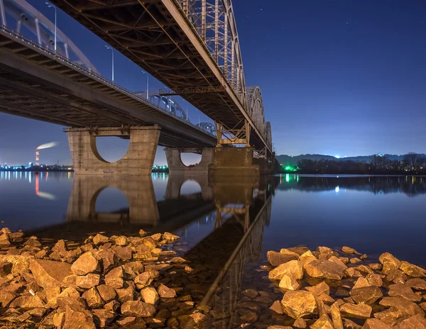 鉄道 Bridgeat 夜。ウクライナ。キエフ. — ストック写真