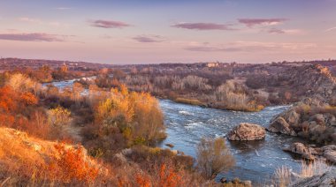 Güney Bug Nehri ile dağ sonbahar manzarası