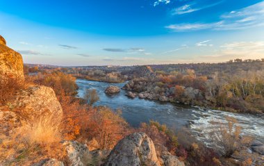 Güney Bug Nehri ile dağ sonbahar manzarası