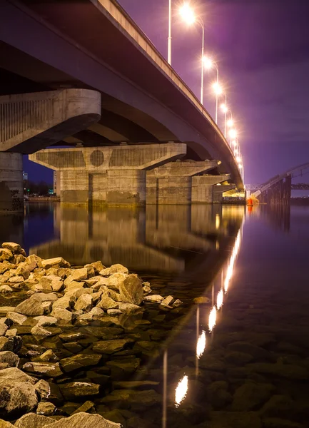 Puente de La Habana en Kiev por la noche. Ucrania . — Foto de Stock