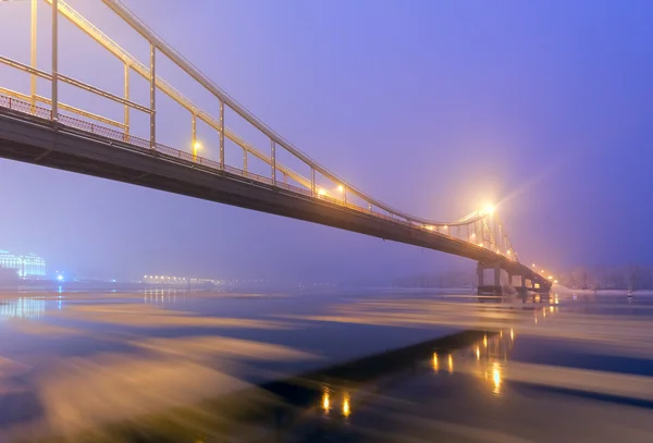 Footbridge in winter Kiev at night — Stock Photo, Image