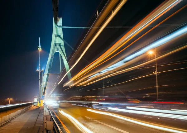 Die Lichtspuren auf der Moskauer Brücke in Kiew bei Nacht — Stockfoto