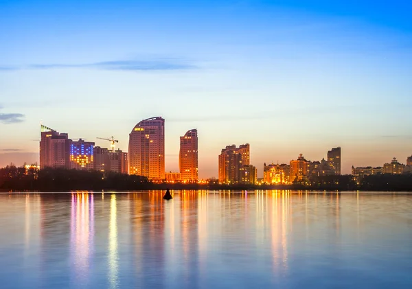 Kiev skyline van de stad bij nacht — Stockfoto