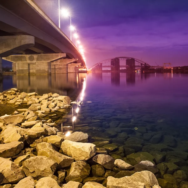 Ponte Havana em Kiev à noite. Ucrânia . — Fotografia de Stock