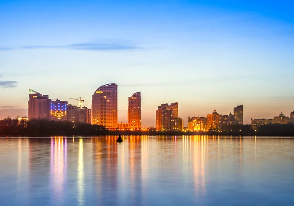 Kiev cidade horizonte à noite — Fotografia de Stock