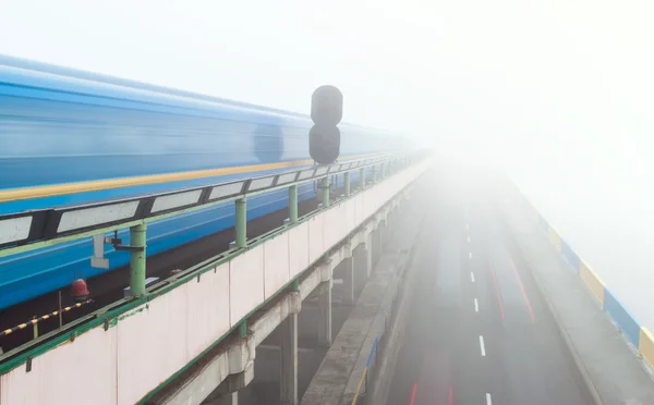 Puente de metro en Kiev en la niebla al amanecer —  Fotos de Stock