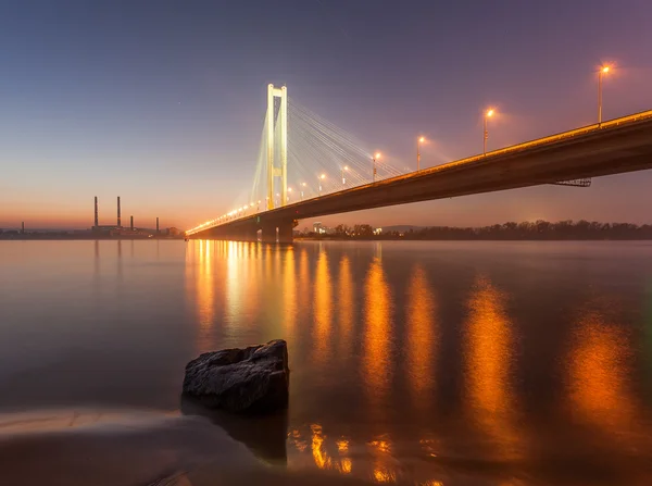 Puente sur en Kiev por la noche. Ucrania . — Foto de Stock