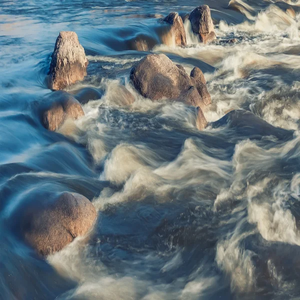 Minimalistische mistige landschap met rotsen bij lange blootstelling — Stockfoto