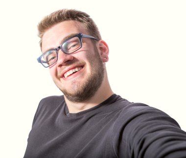 selfie fotoğraf çekme mutlu bir genç adam. Beyaz arka plan üzerinde izole