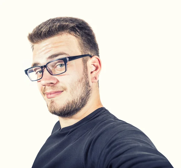 Glücklicher junger Mann, der ein Selfie-Foto macht. isoliert auf weißem Hintergrund — Stockfoto