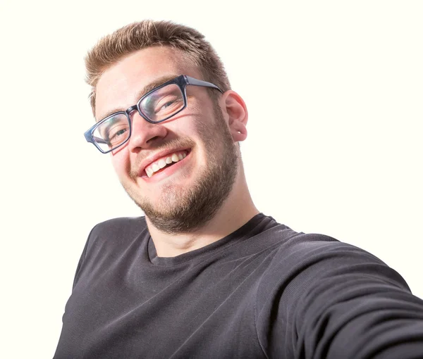 Gelukkig jonge man het nemen van een foto selfie. geïsoleerd op witte achtergrond — Stockfoto