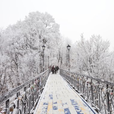 Kış city park. Kiev aşıklar Köprüsü. Ukrayna.