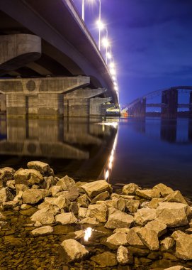 Kiev Bridge'de Havana geceleri. Ukrayna.