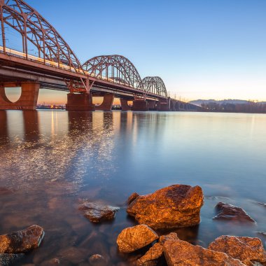 gece demiryolu köprüsünde Kiev. Ukrayna.