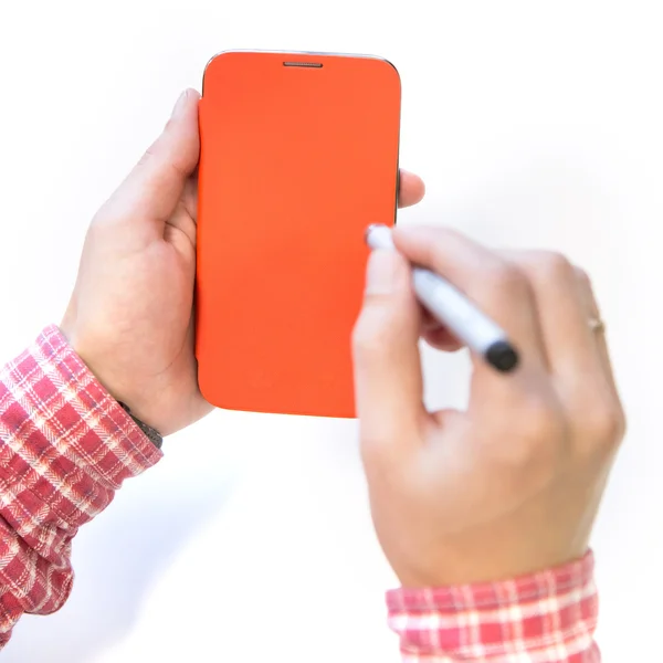 Manos de hombre sosteniendo el teléfono móvil con una cubierta cerrada — Foto de Stock