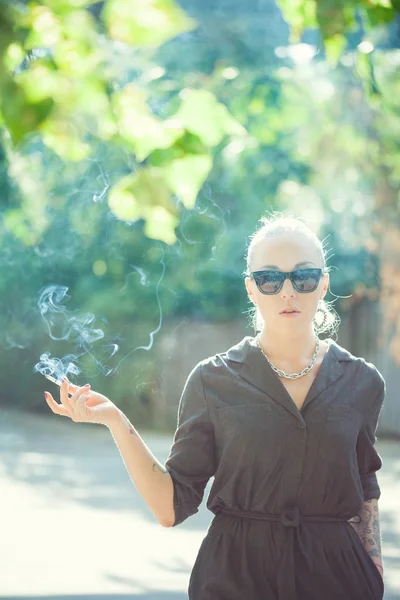 Mode portret van een jonge sexy vrouw dragen van een zonnebril met schoonheid bokeh en kleine diepte van het veld — Stockfoto