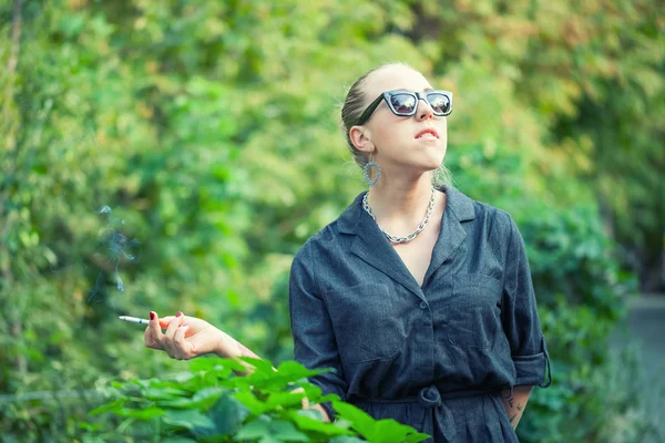 Fashion portrait of a young sexy woman wearing sunglasses with beauty bokeh and small depth of field — Stock Photo, Image