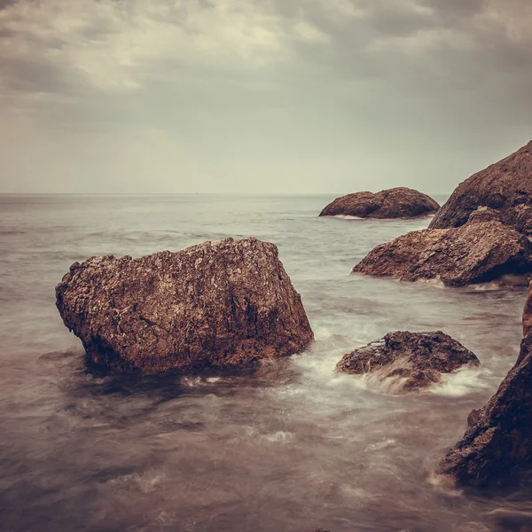 Минималистский туманный морской пейзаж в шторм — стоковое фото