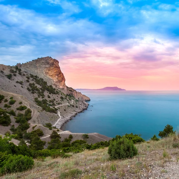 Schöner Sonnenuntergang über Meer und Berg — Stockfoto