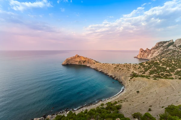 Hermosa puesta de sol sobre el mar y la montaña — Foto de Stock