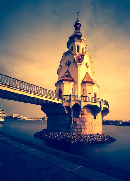 Kerk van st. nicholas op de wateren in kiev, Oekraïne — Stockfoto