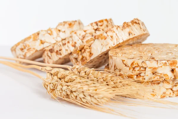Primer plano de tortas de arroz y trigo en blanco - concepto de alimentación saludable — Foto de Stock