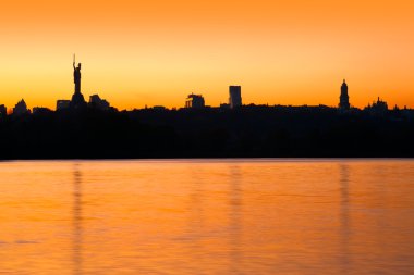 Kiev ufuk çizgisi ve Ukrayna 'da gün batımı.