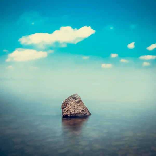 ミニマルな霧の風景. — ストック写真