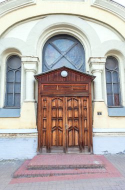 Tahta kapılı eski bir ev.